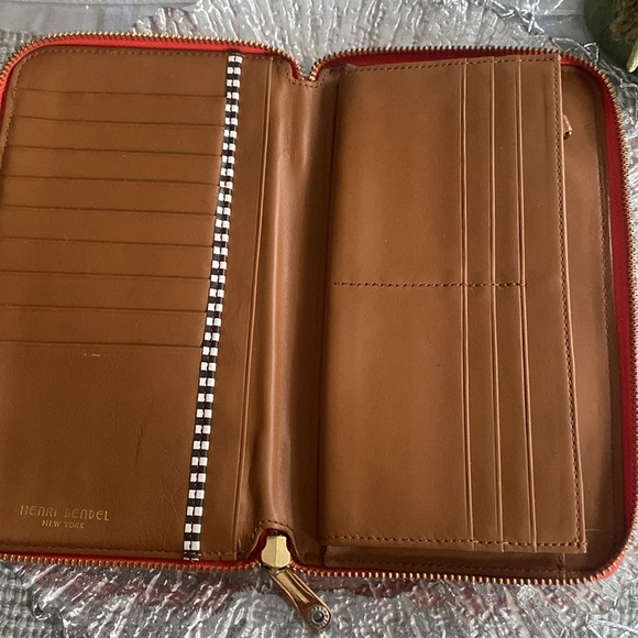 Henri Bendel Zip around wallet! EUC! - Picture 4 of 16